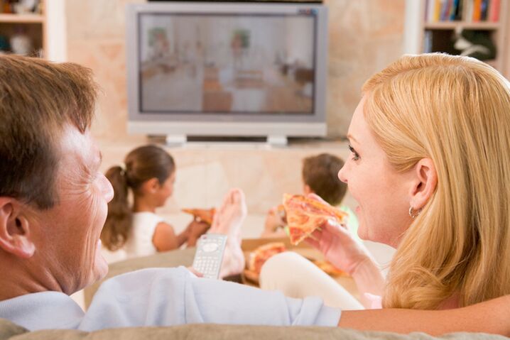 Para uma perda de peso eficaz, você deve desistir das refeições na frente da tela da TV