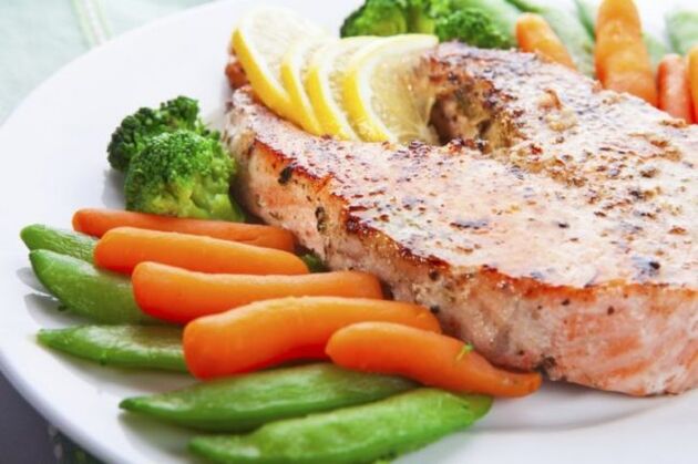 bife de peixe com vegetais para uma dieta protéica