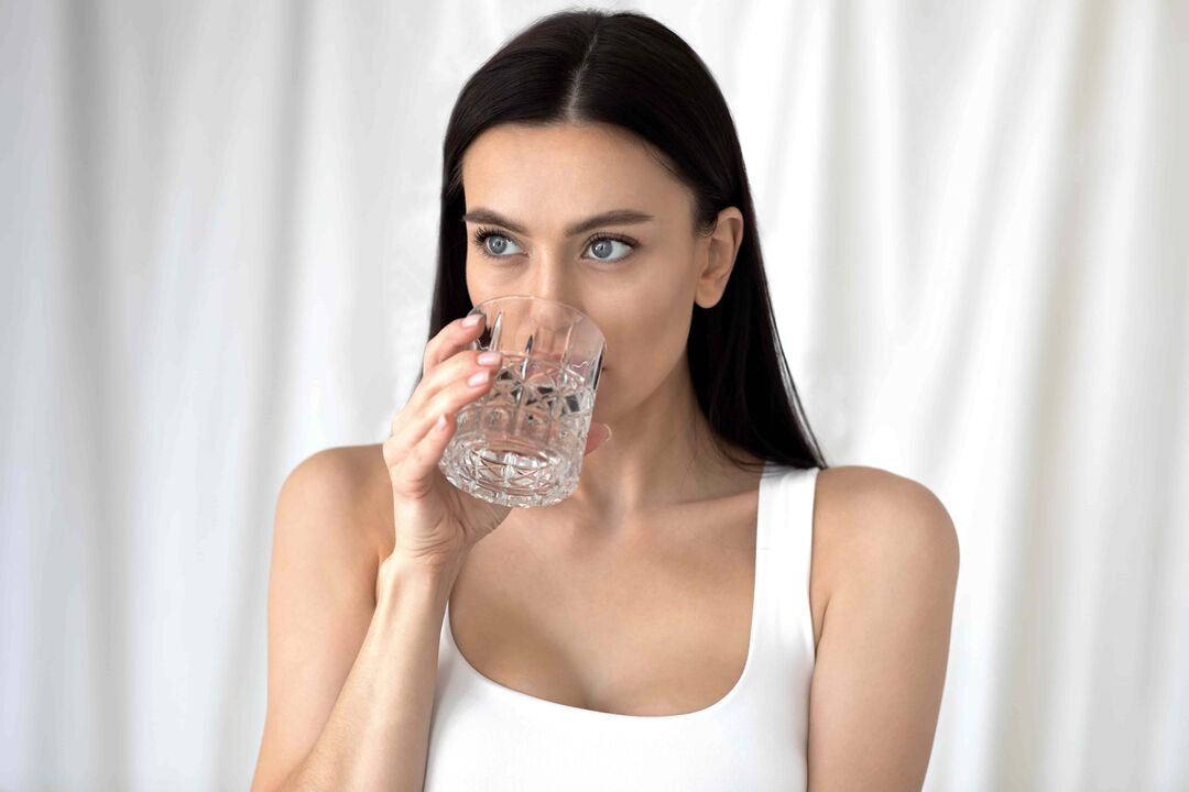 menina bebe água para perda de peso com nutrição adequada