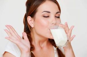 Na gastrite, é útil beber um copo de leite de manhã e à noite. 